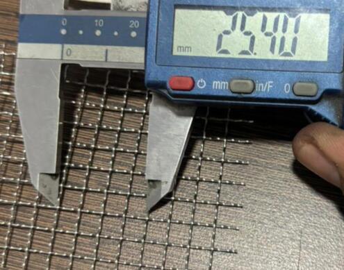 ตะแกรงร่อนแบบสั่นสำหรับเครื่องบดหิน ตาข่ายลวดเหล็กกล้าแบบดับเบิลคริมป์ โครงสร้างแข็งแรง อายุการใช้งานยาวนาน