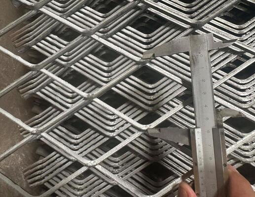 รูปทรงหลุมเพชร ขยาย Mesh โลหะ 0.5-6.0mm ความหนาพื้นที่เรียบ สําหรับการตกแต่ง