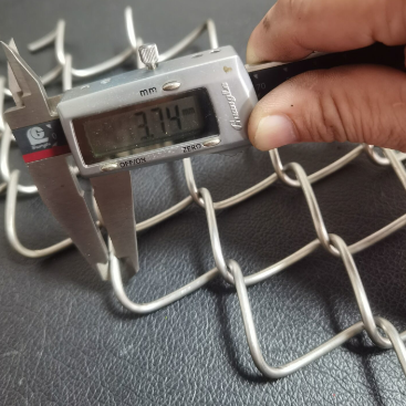 SS316 Chain Link Wire Mesh ด้วยผลงานต่อต้านสนิมที่ดีเยี่ยมสําหรับบริเวณชายฝั่งที่มีสเปรย์เกลือและความทนทานต่อการกัดกรดและอัลคาลี